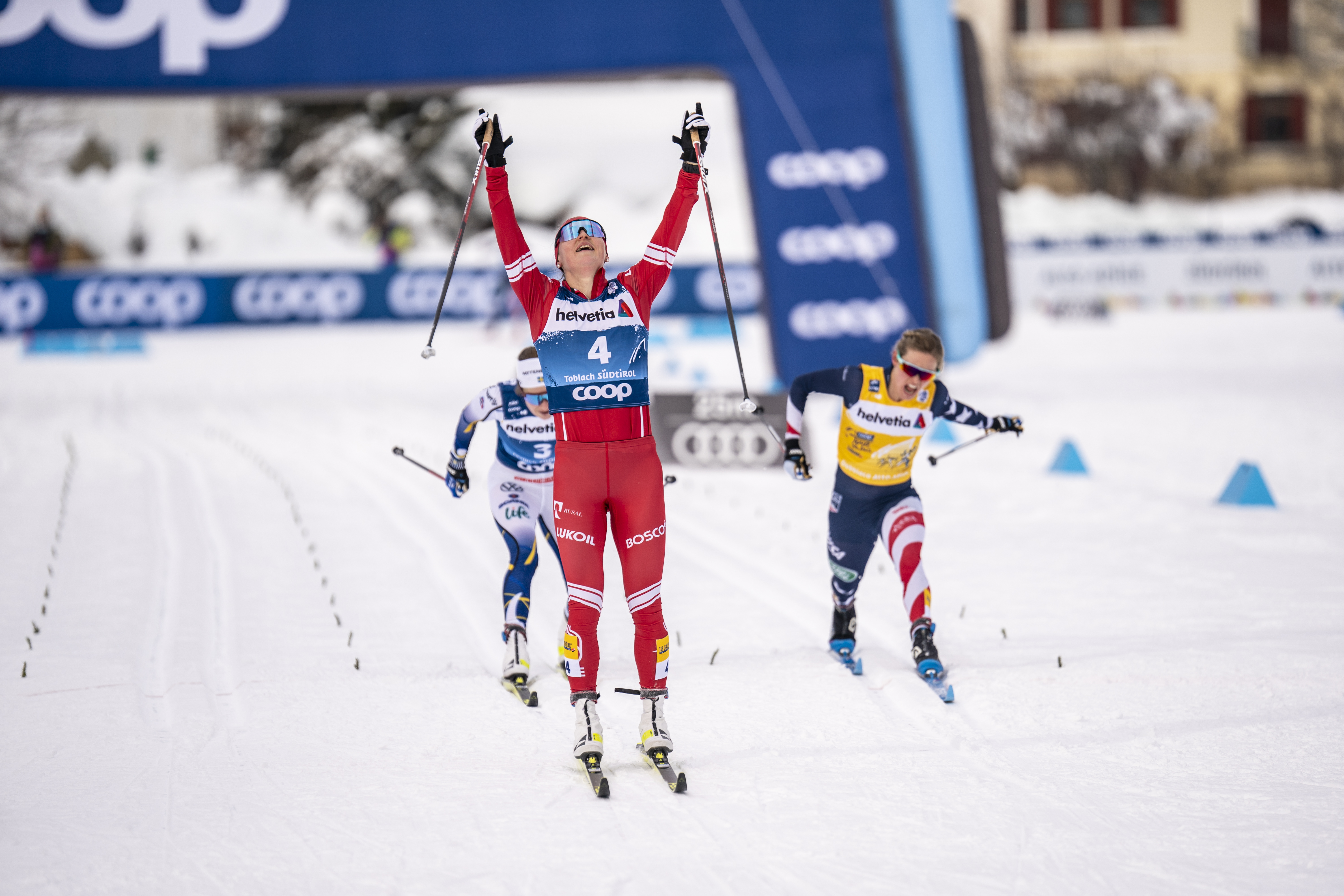 Jessie Diggins lunges at the line to finish third in Wednesday's 10k classic pursuit.